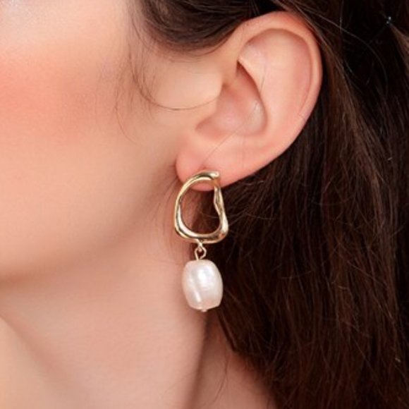 Geometric Oval Gold Pearl  Earrings - Picture 3 of 4